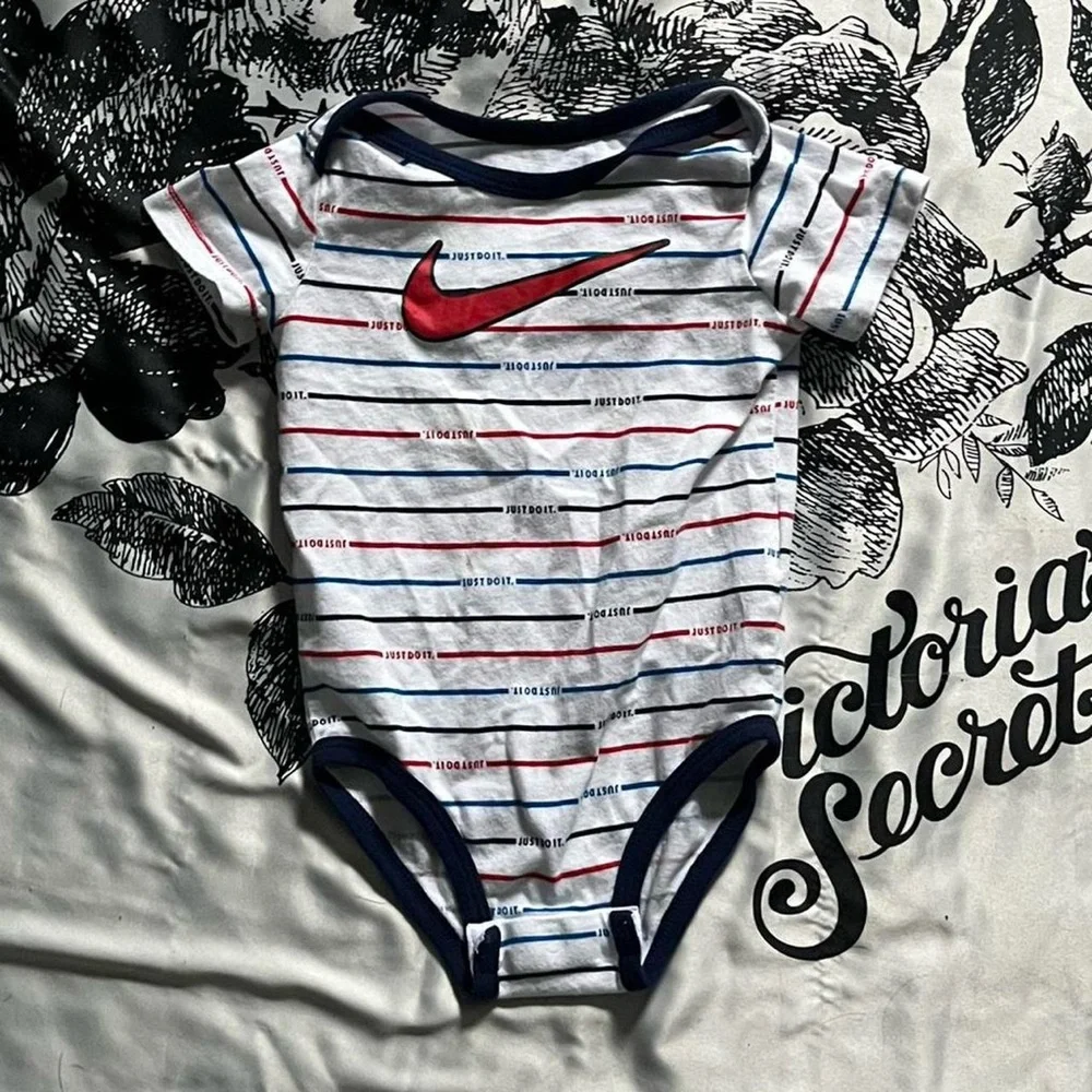 Nike baby boy bodysuit and shorts set - Picture 2 of 8